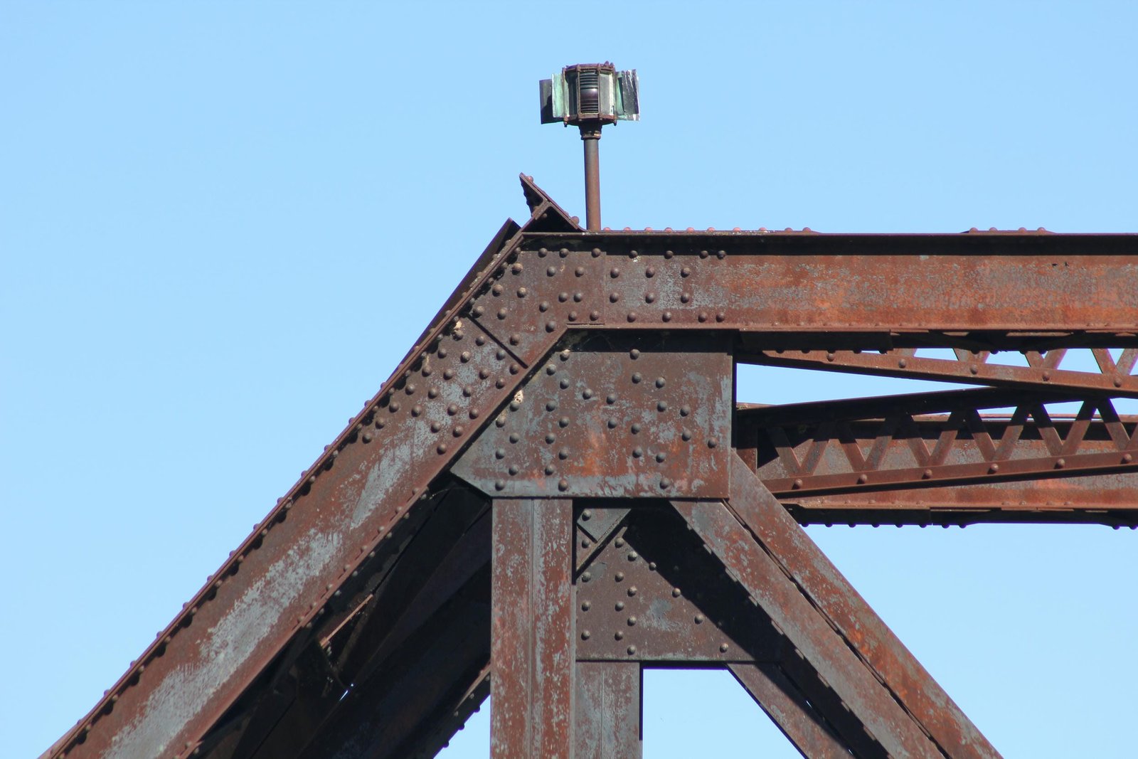 Upper angle connection